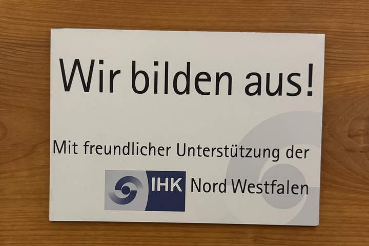 Das Schild zeigt, dass die Landschaftsagentur Plus Ausbildungsbetrieb im Bereich der IHK Nord Westfalen ist. 