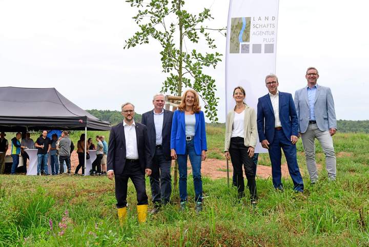 Jeder Kilometer zählt – Umweltministerin Petra Berg stellt Ellbach-Renaturierung vor