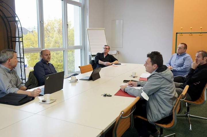 Die Projektverantwortlichen: Mit dabei unter anderem Joshua Pawlak, Bürgermeister der Gemeinde Rehlingen Siersburg (4.v.l.)