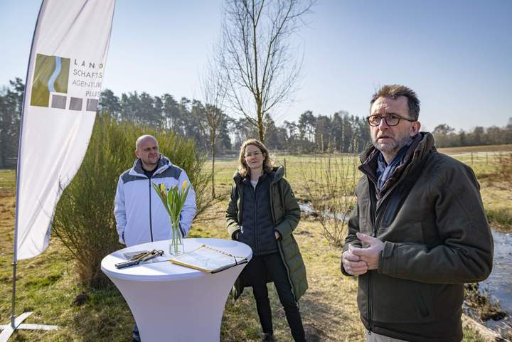 V. l. n. r.: Michael Boes, Prokurist der Landschaftsagentur Plus, Nicole Büsing, Geschäftsführerin der Landschaftsagentur Plus und Reinhold Jost, Saarländischer Minister für Umwelt und Verbraucherschutz
