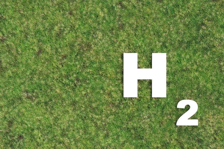 Grüne Landschaft mit Wasserstoff Symbol H2