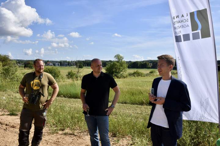 Stießen auf den Erfolg des Artenschutz-Gemeinschaftsprojektes an (v.r.n.l.): Umweltstaatssekretär Sebastian Thul, Michael Boes, Büroleiter der LA+ am Standort Saar, und Rolf Klein, Geschäftsführer der MILVUS GmbH