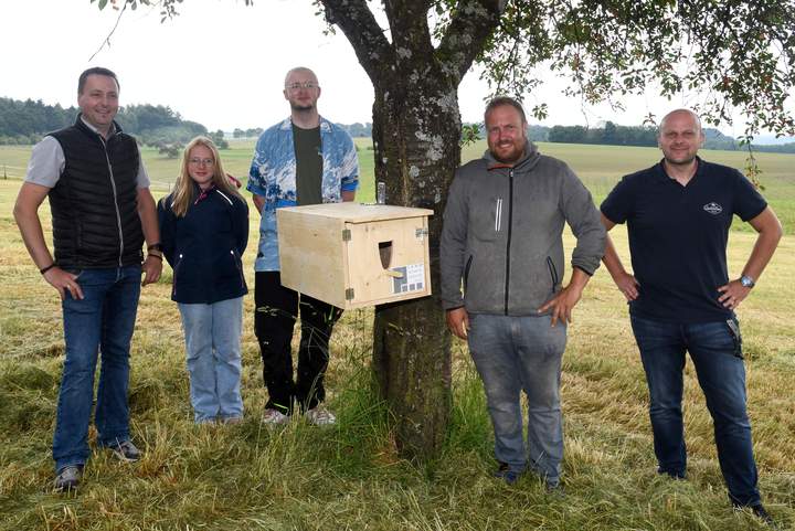 Gemeinsame Nisthilfe für den Wiedehopf in Hof in Buch (v.l.n.r.): Jörg und Theresa Reep, Tobias Hart, Rolf Klein und Michael Boes. Foto: Landschaftsagentur Plus /Becker&Bredel/Laura Ockenfels