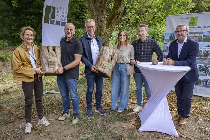 Gruppenfoto am Spieser Mühlenbach mit fünf Personen. Nicole Büsing, Michael Boes, Sebastian Thul, Laura Heilbrunn, Bernd Huf und Markus Kissenbeck beim Abschlusstermin zur Renaturierung des Spieser Mühlenbachs