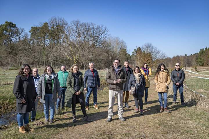 Strahlende Gesichter bei der Abschlussveranstaltung der Erbach-Renaturierung