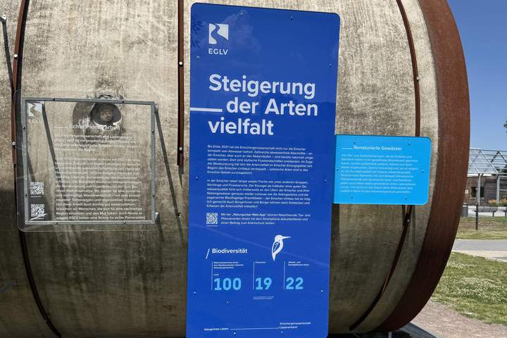 Blaue Infotafel der EGLV zum Thema Artenschutz im Emscherland