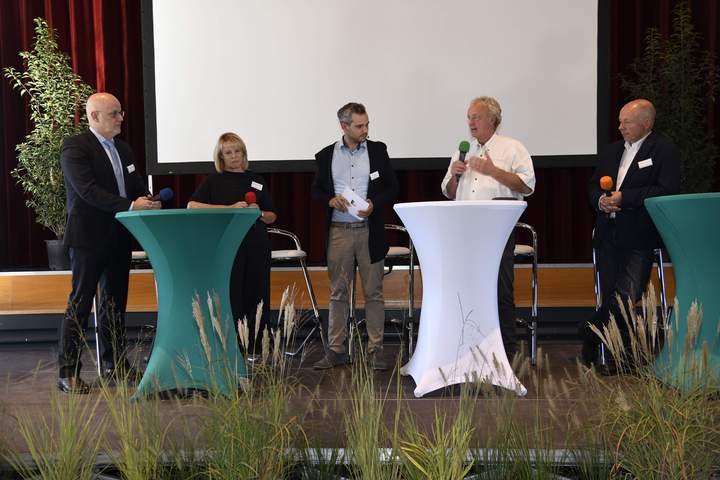 Auf dem Podium: Dr. Stefan Hager, Völklingens Oberbürgermeisterin Christiane Blatt, Moderator Tim Huss, Nabu-Ehrenvorsitzender Ulrich Heintz und Rudolf Krumm