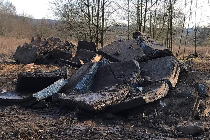 Entfernte Betonhalbschalen des alten Bachbetts