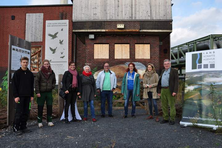 V. l. n. r.: Philipp Brinkert, Svenja Lohaus (beide FÖJ LA Plus), Sandra Jäger, Anke Oesterle, Dominic Schneider, Manuela Menn (NABU NRW), Nicole Büsing (LA Plus) und Ewald Steinmann (Vogelsang Stiftung)